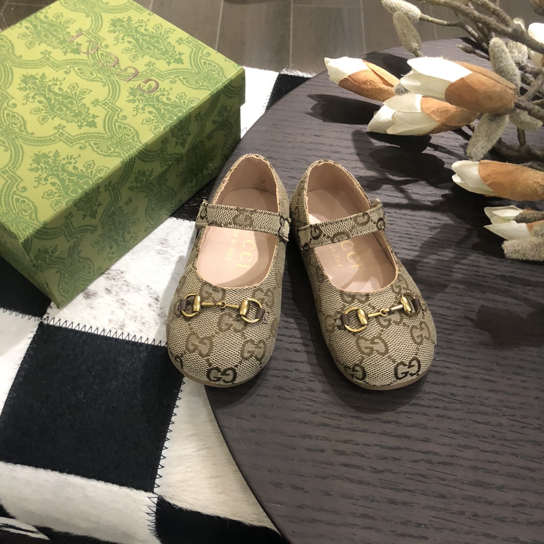 Children's shoes child